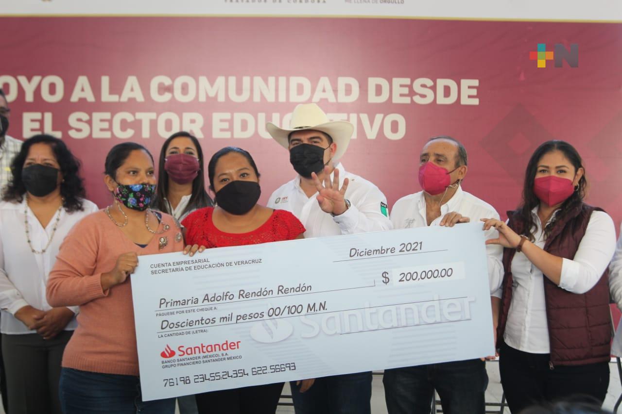 Entrega SEV 20 mdp a 100 escuelas afectadas por el Grace