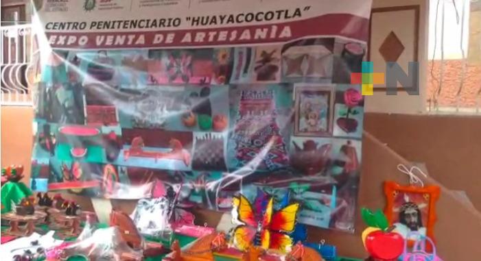Artesanías elaboradas por internos de Cereso Huayacocotla a la venta en exposición