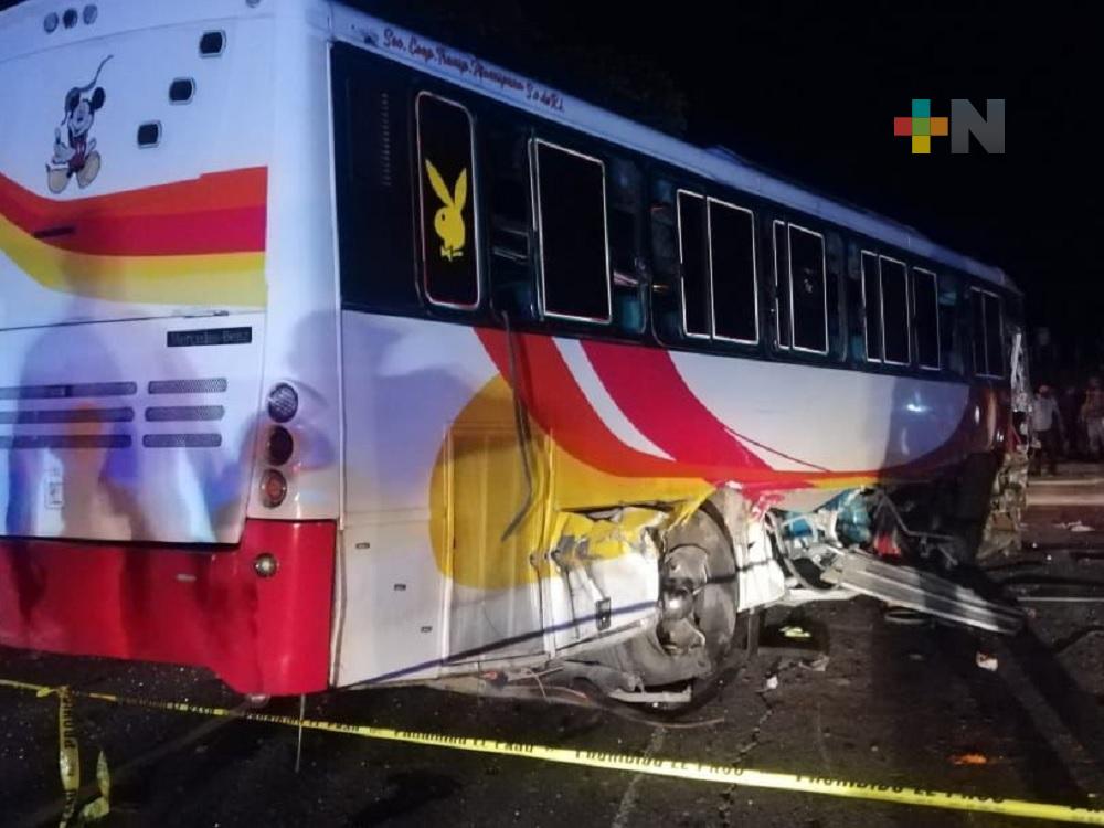 Una persona fallecida y lesionados, saldo de autobús accidentado en sur de Veracruz