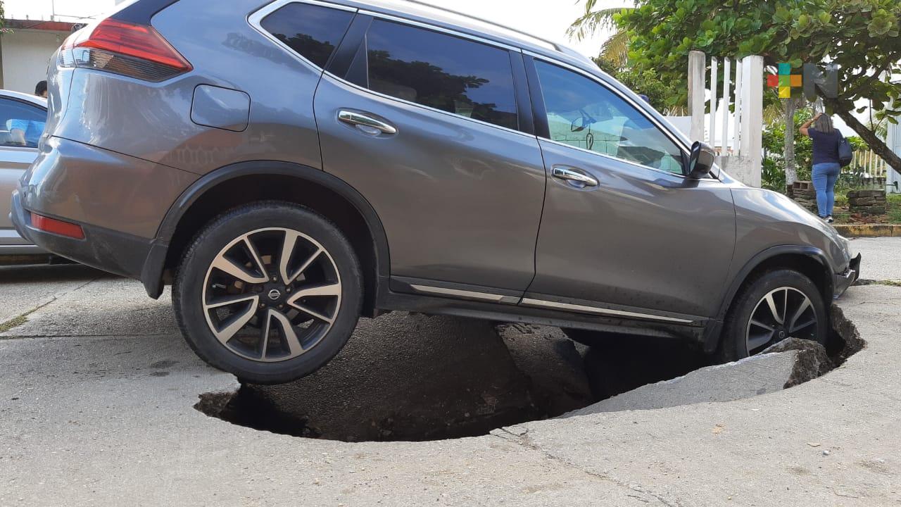 Automovilistas afectados por baches o socavones pueden denunciar: Abogado