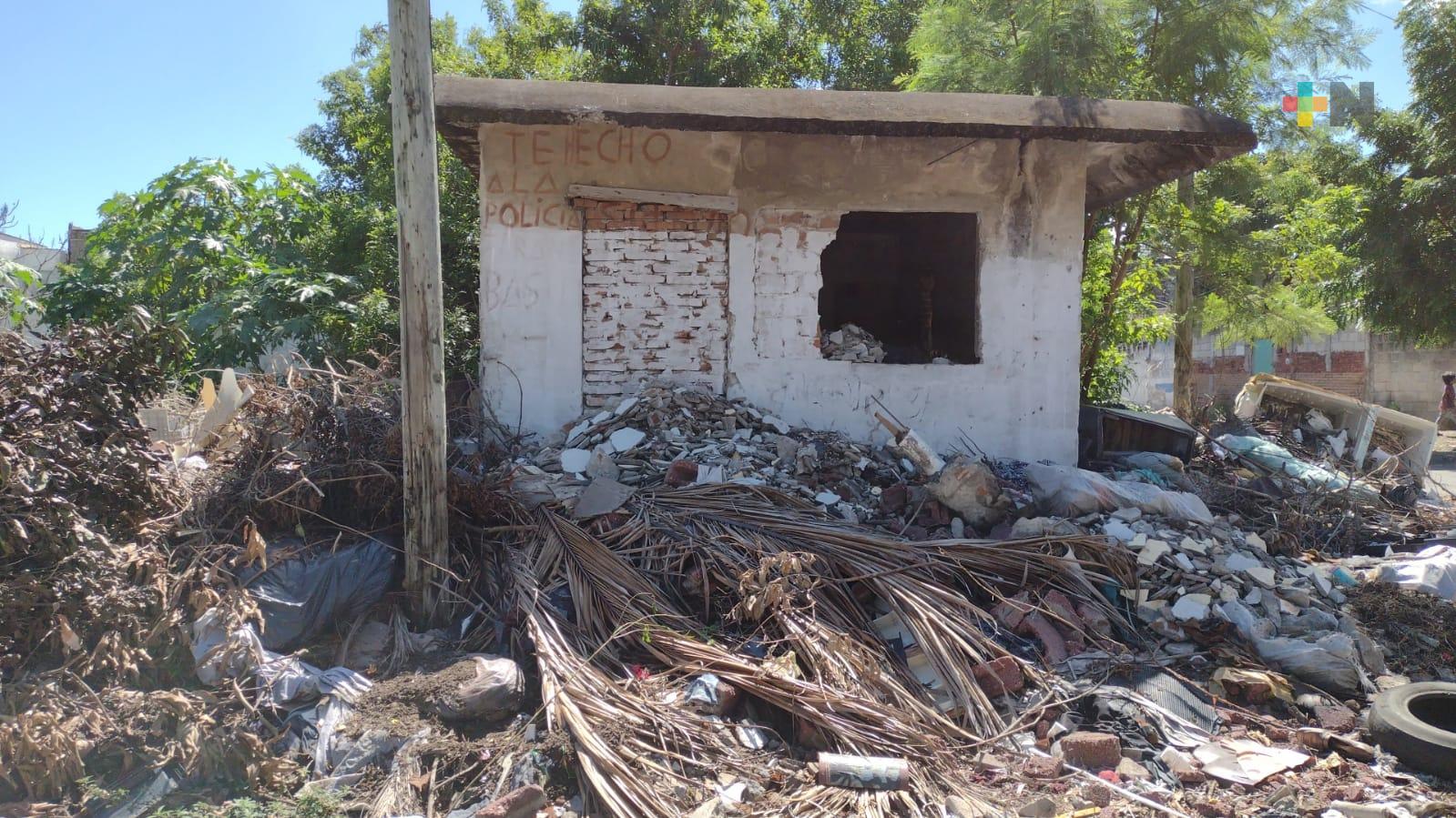 Casa abandonada se ha convertido en basurero y nido de malvivientes
