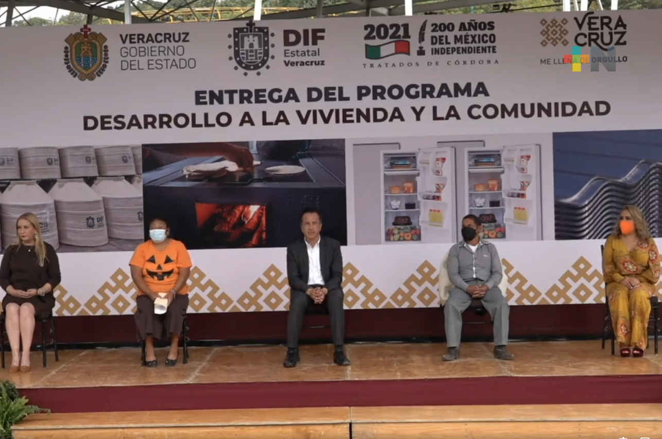 Entrega DIF Estatal apoyos del programa “Desarrollo a la Vivienda y la Comunidad” en Xalapa