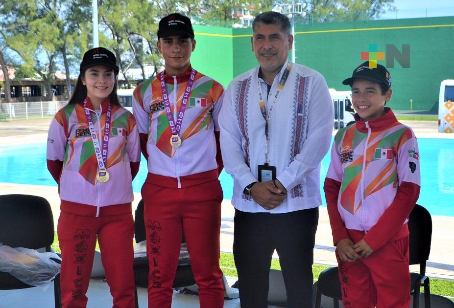 Titular del IVD recibió a veracruzanos medallistas mundiales de Taekwondo