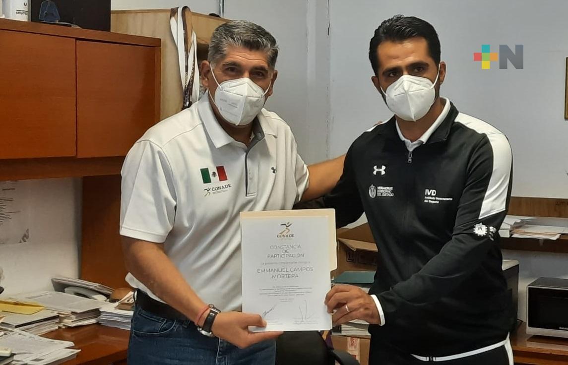 Entrega director de IVD constancias a Entrenadores Deportivos