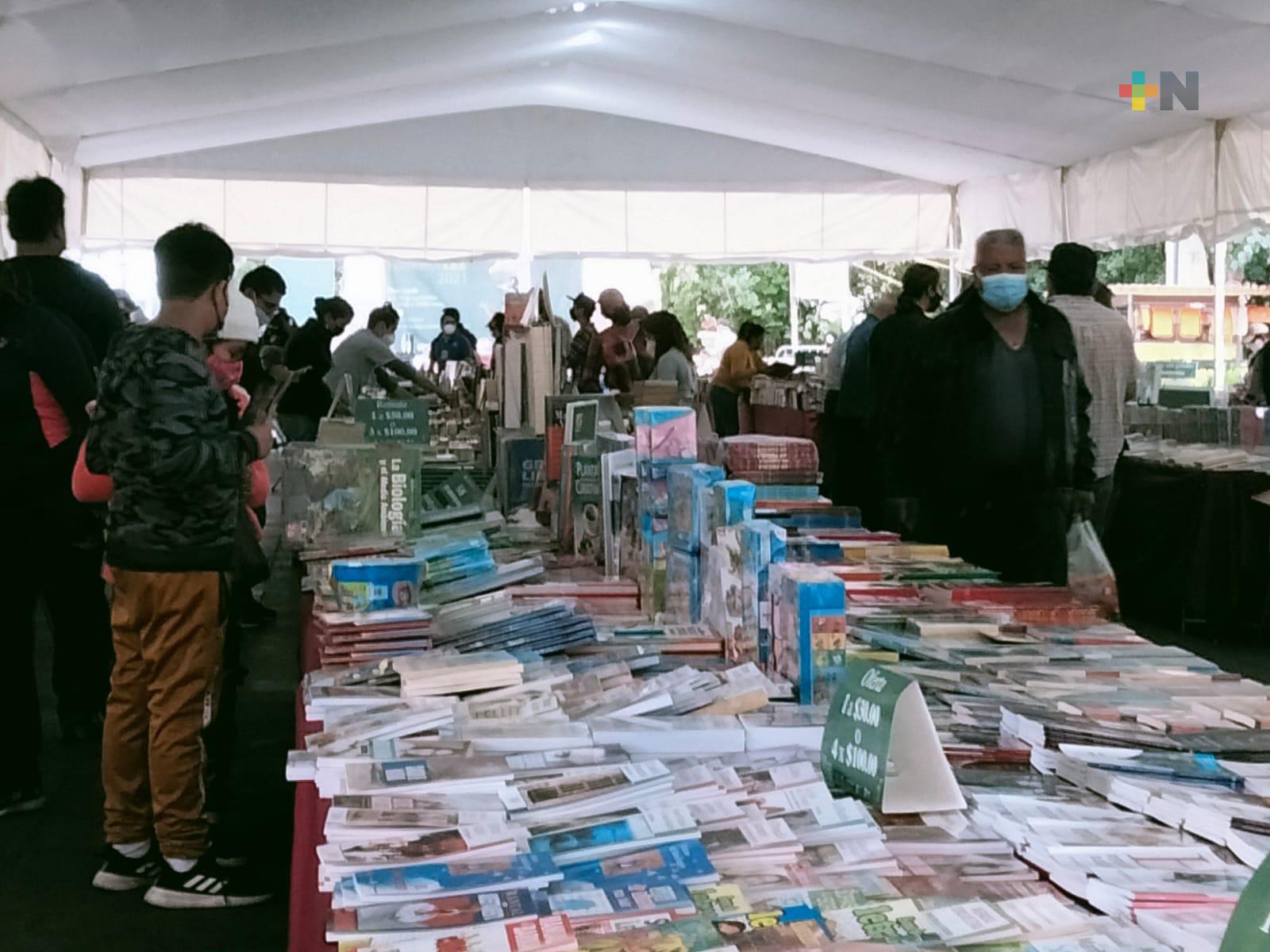 Con gran afluencia, se realiza la feria de libros en el parque Juárez de Xalapa