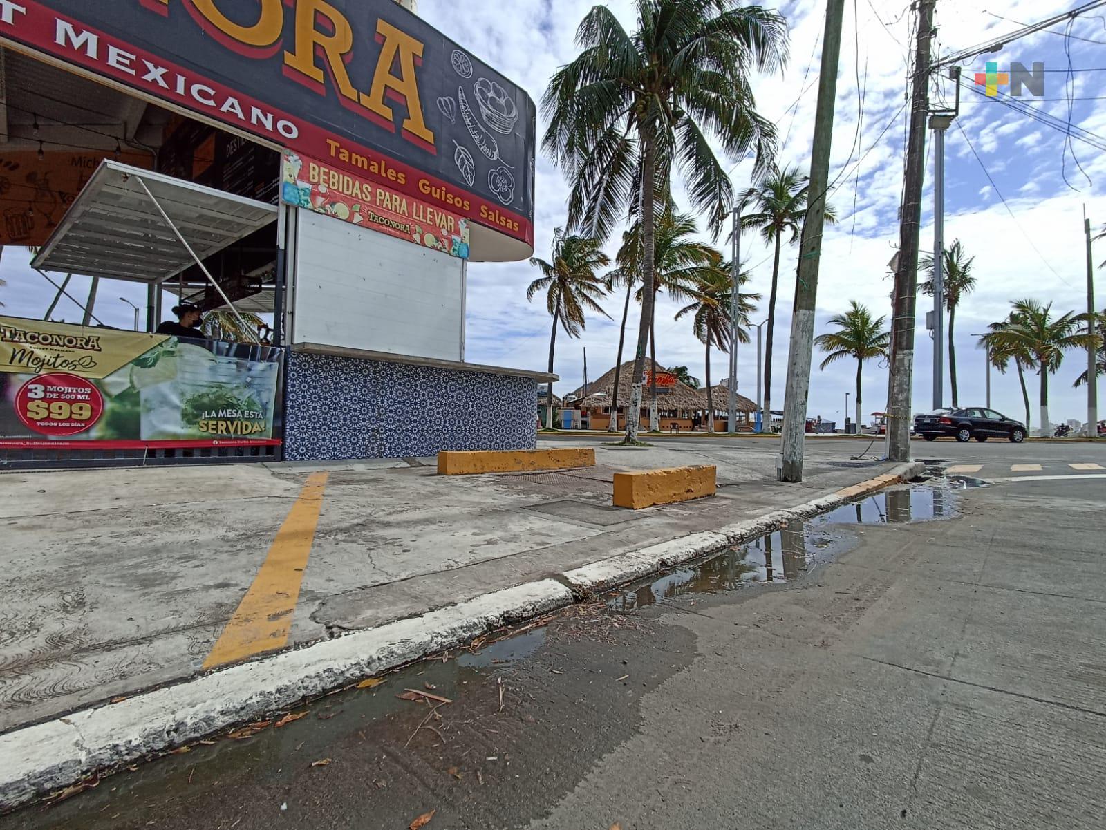 Afecta fuga de agua negras a comercios cercanos a playa Villa del Mar de Veracruz
