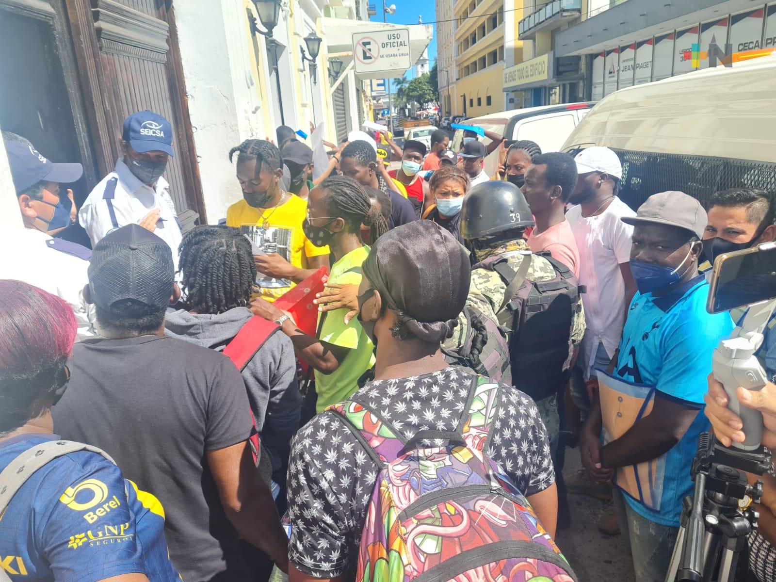 Intentan haitianos amotinarse en oficinas de migración del puerto de Veracruz