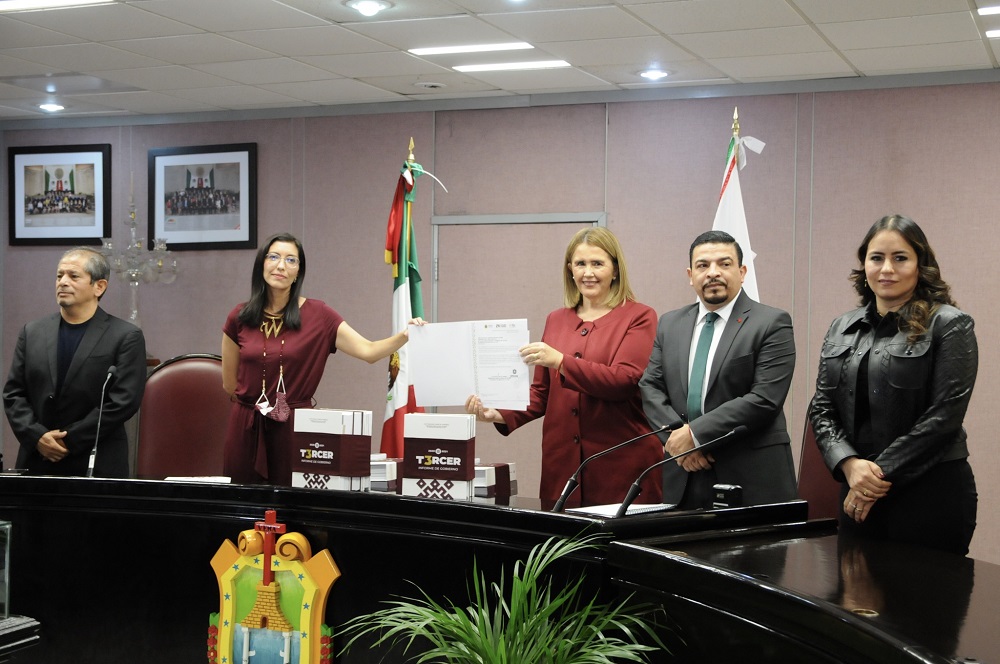 En representación del Gobernador, Waltraud Martínez entregó el Tercer Informe de Gobierno al Congreso del Estado