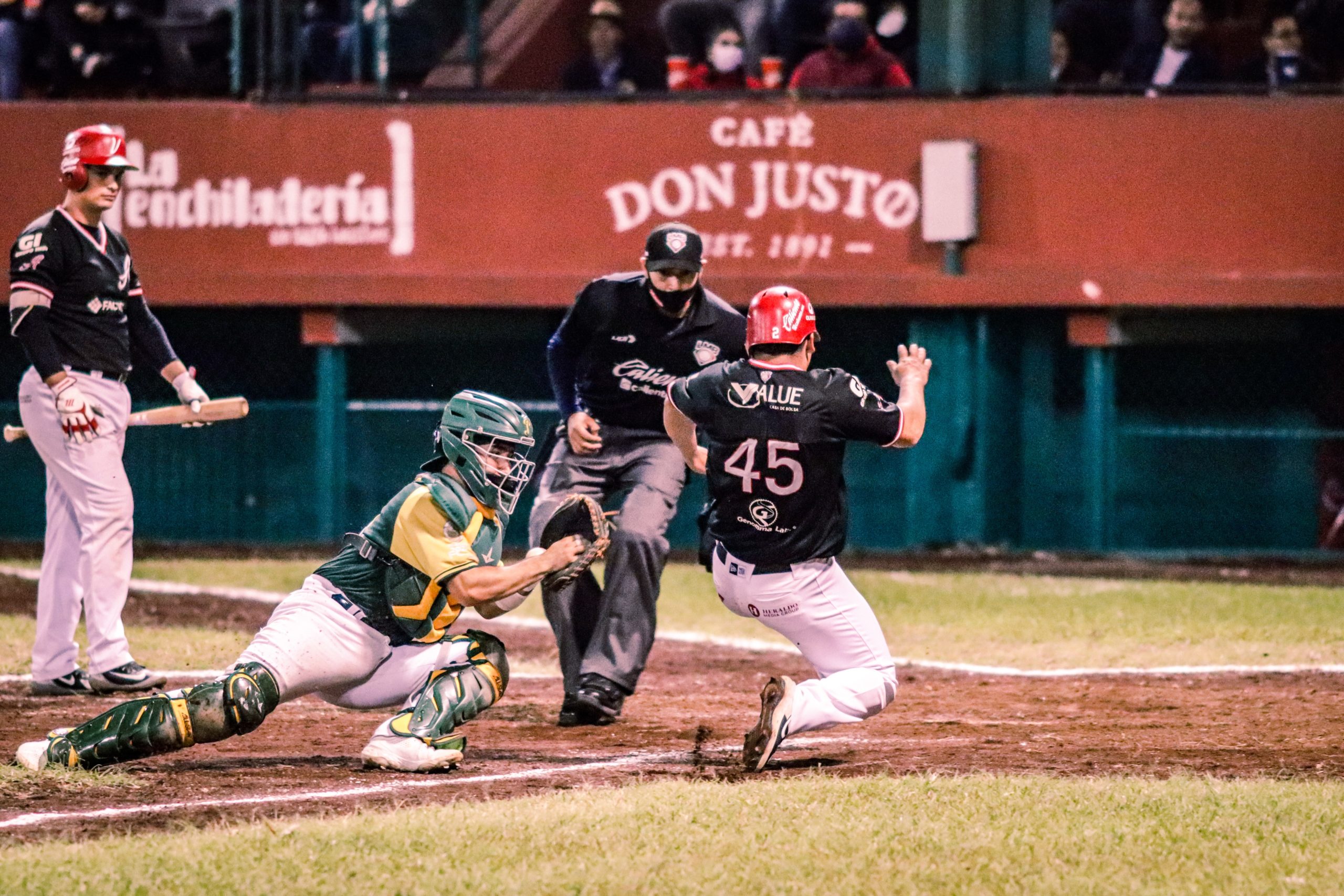 El Águila-Leones-Generales venció por 10-4 a los Pericos