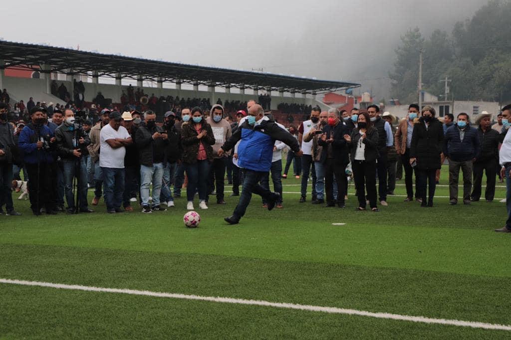 Inaugura Eric Cisneros estadio deportivo en Coscomatepec