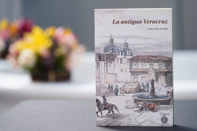 Presenta el libro La antigua Veracruz, de Javier Omar Ruíz Gordillo