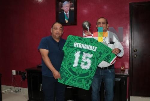 «Matador» Hernández aporta jersey de selección nacional al Museo de Poza Rica