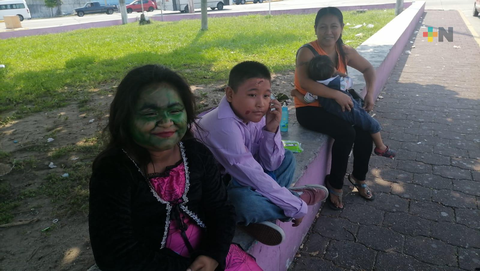 Menores piden «Halloween» para leche y pañales de hermano