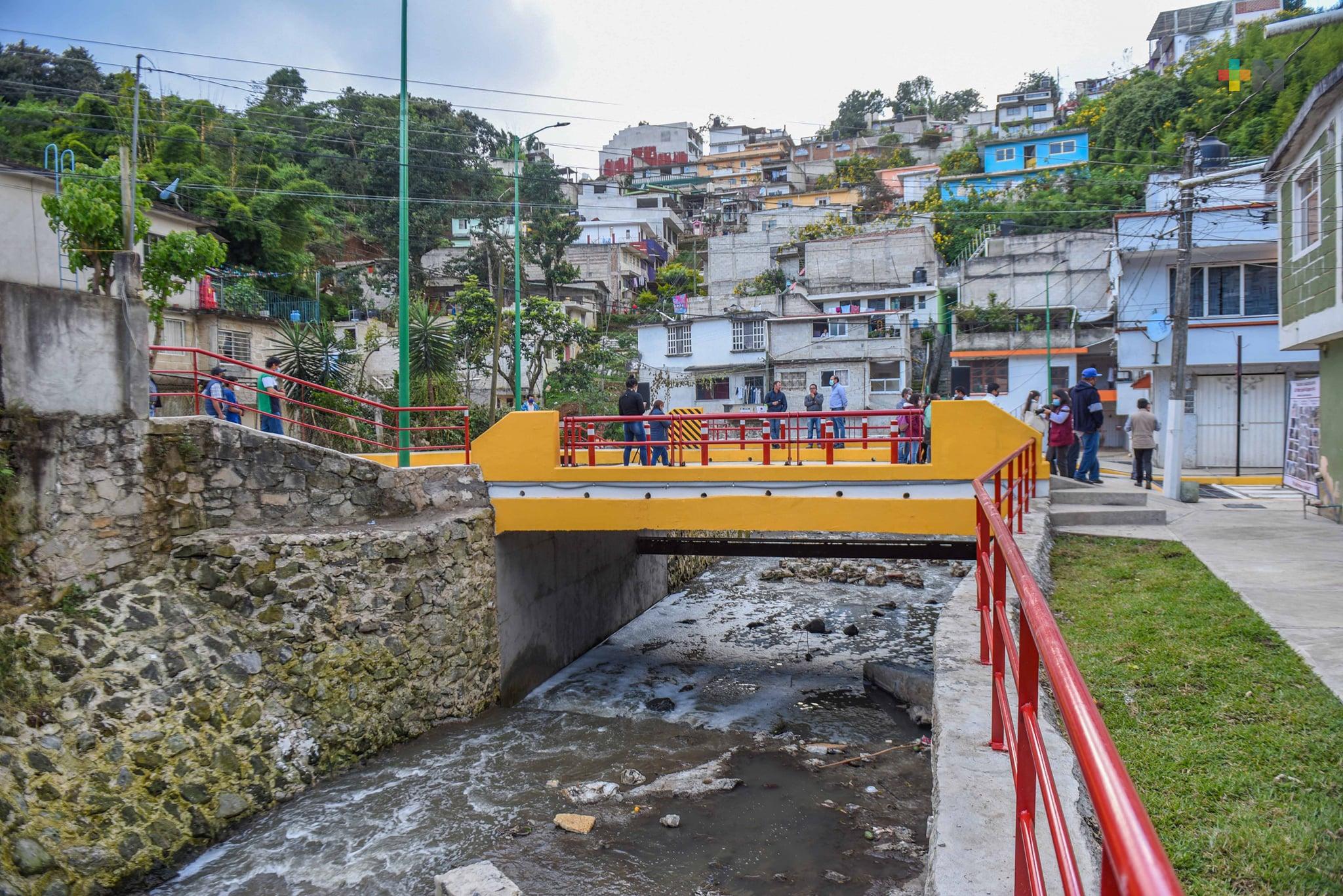 Entrega Ayuntamiento puente en colonia Cerro Colorado