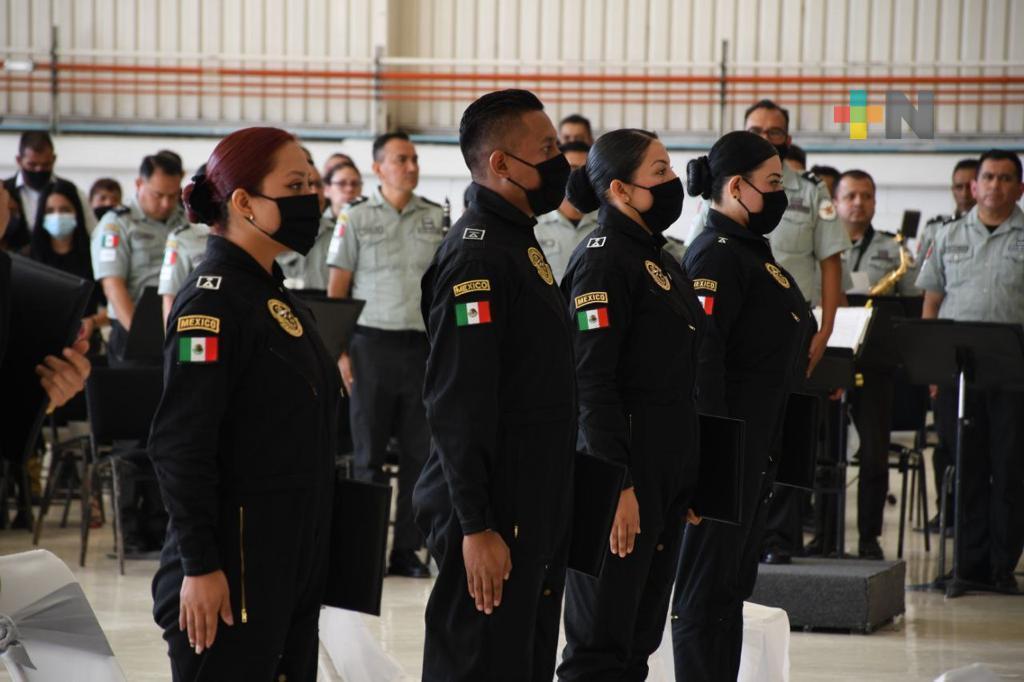 Primera generación de sobrecargos de Guardia Nacional recibe «Alas» y constancia