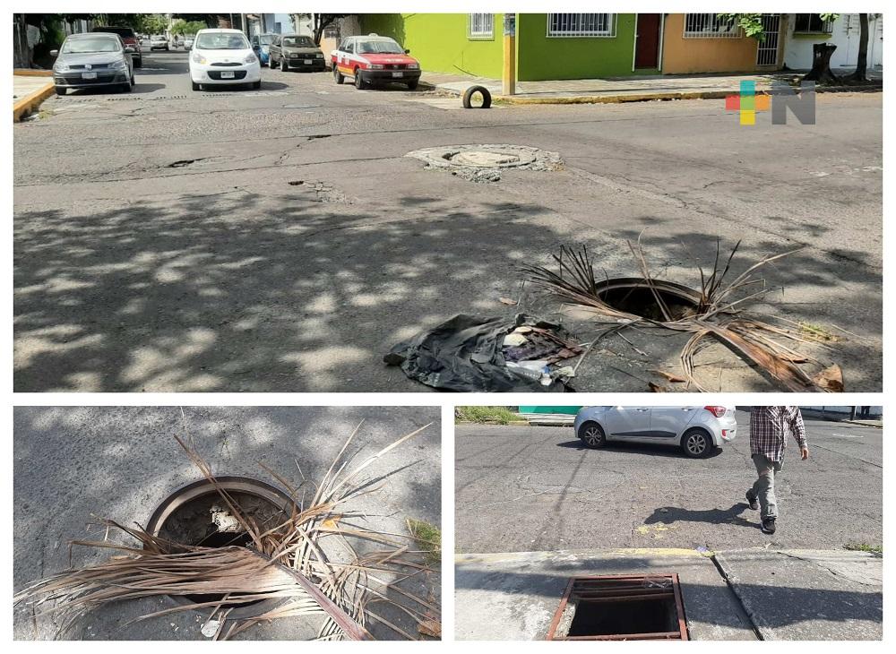 Registros sin tapas y postes a punto de colapsar en ciudad de Veracruz
