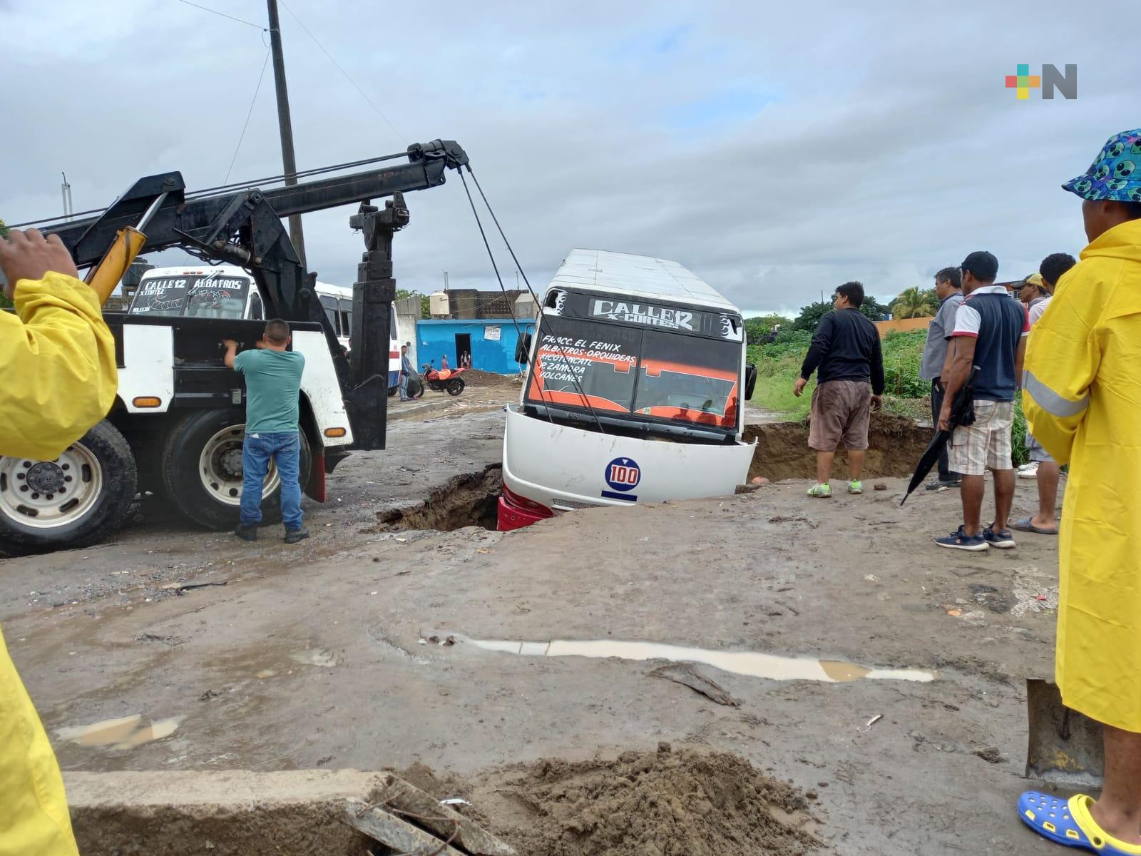 Inundaciones y socavones dejan lluvias en municipio de Veracruz
