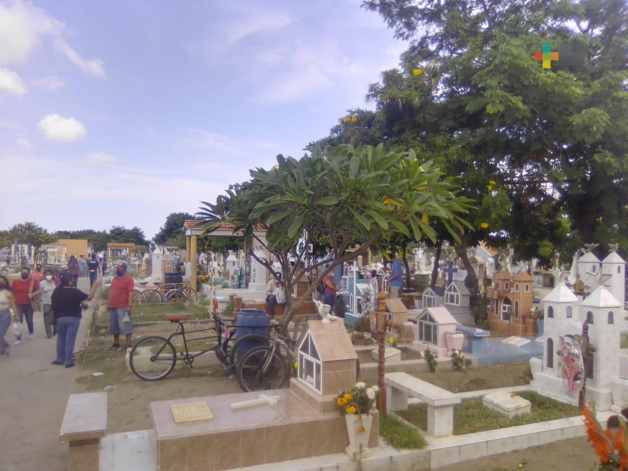 Acatando medidas sanitarias se registra gran afluencia en cementerios de Veracruz
