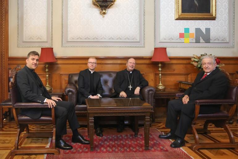 Presidente recibe a representantes de la iglesia católica en Palacio Nacional