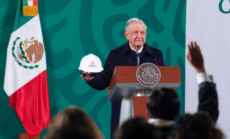 Compra de refinería Deer Park abona a la autosuficiencia energética de México: AMLO