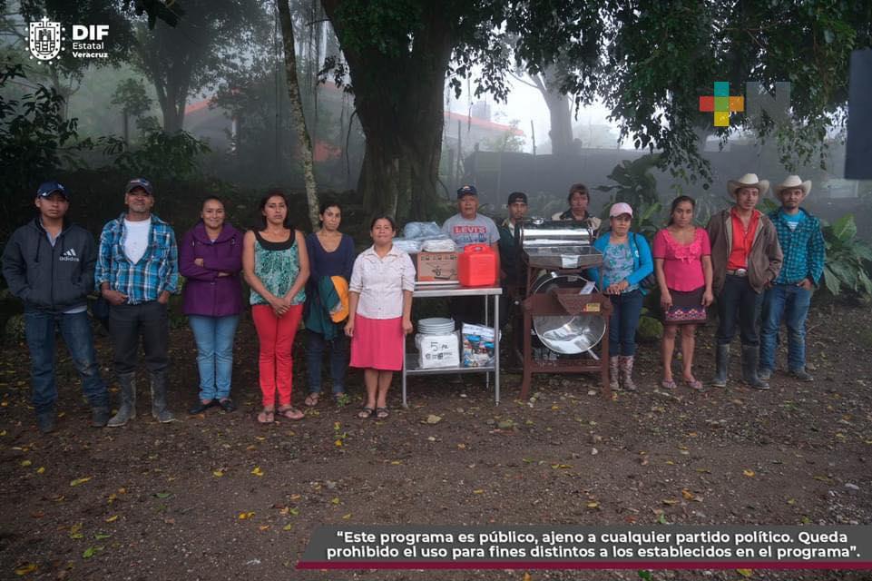 Habitantes de Tenochtitlán reciben apoyos del Programa de Salud y Bienestar Comunitario: Gobernador