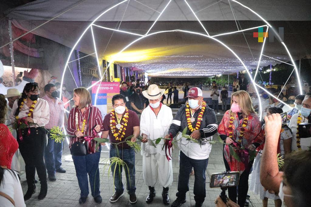 Encabeza Eric Cisneros espectacular inauguración de la Pista de Hielo y Villa Iluminada en Papantla