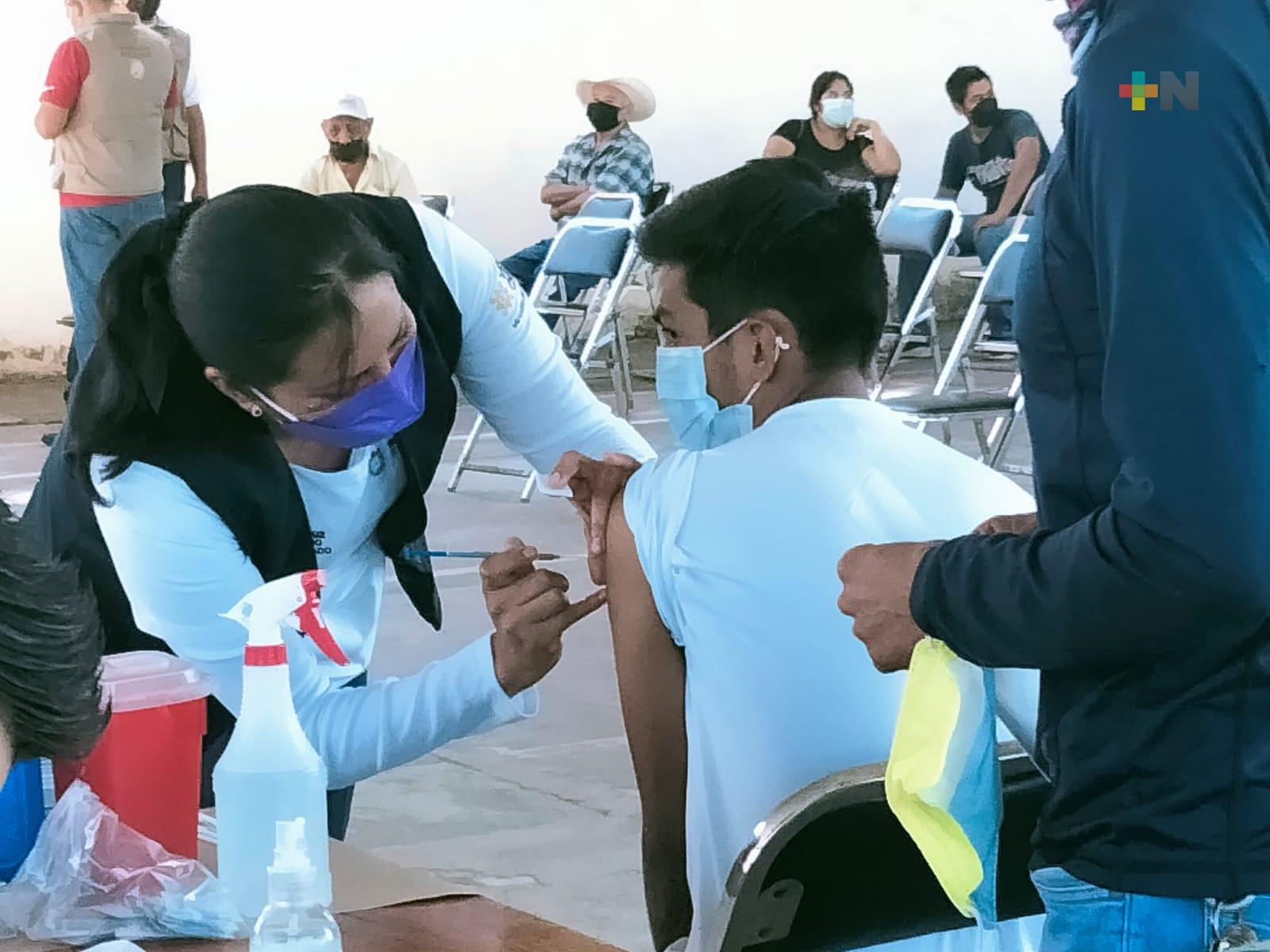 Aplican primera dosis Pfizer a jóvenes de 15 a 17 años de Teocelo