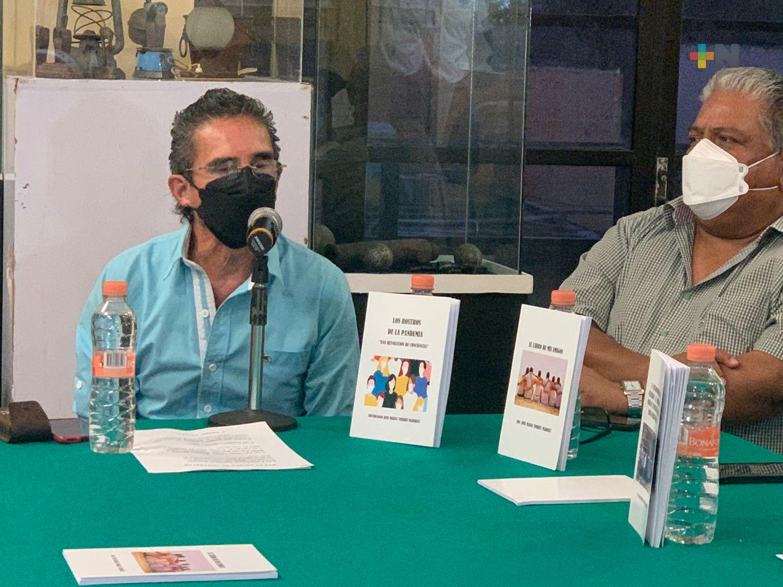 En Coatzacoalcos, sociólogo José María Torres presentó libros escritos durante confinamiento