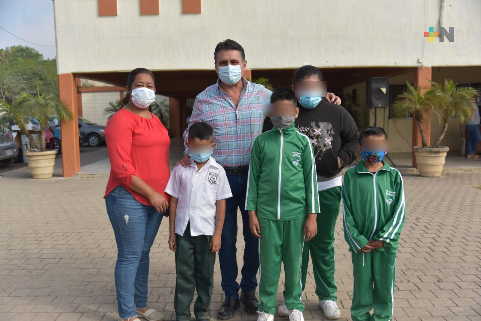 Realizan entrega de más de 750 becas en Tempoal