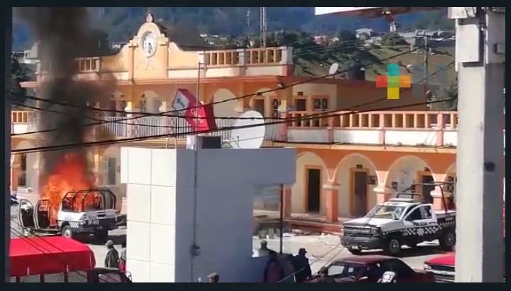 Pobladores de Calcahualco causan destrozos en Ayuntamiento