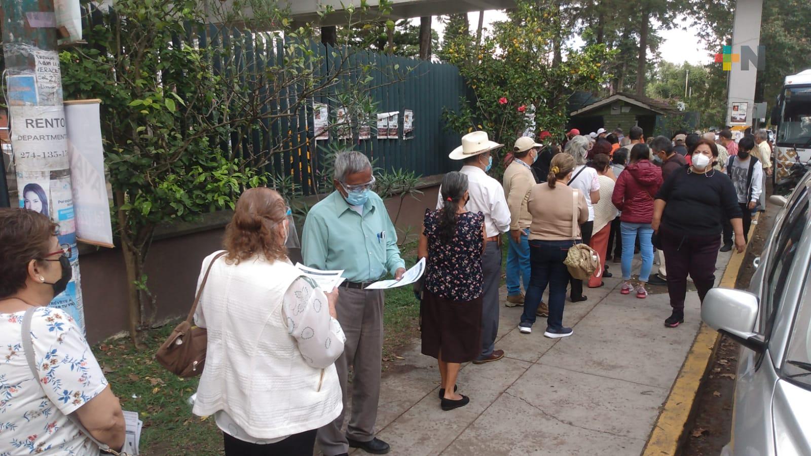 Gran afluencia de adultos mayores para recibir vacuna de refuerzo en Xalapa