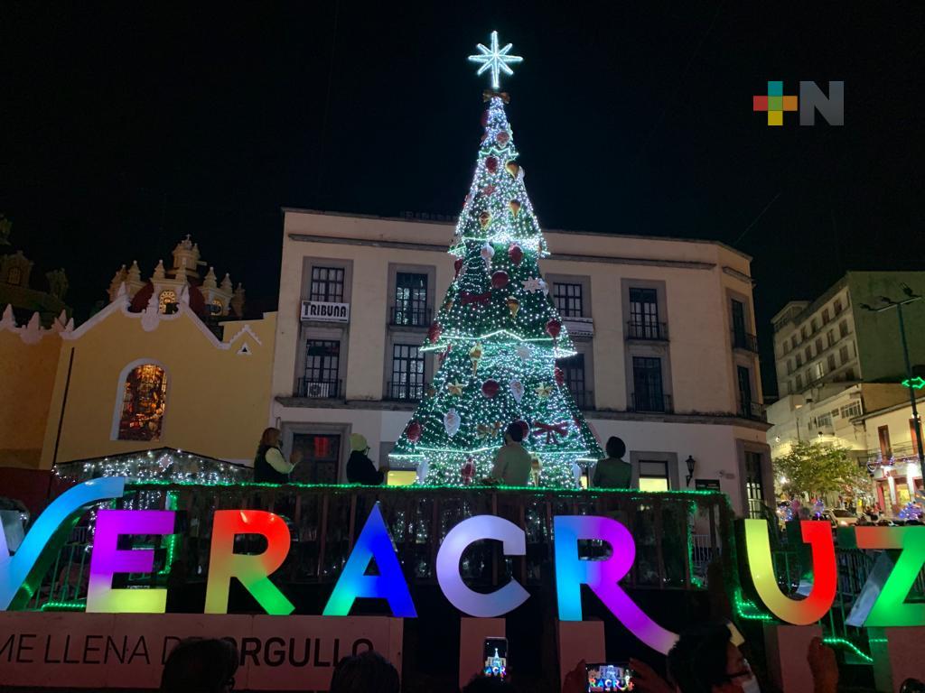 Gobernador de Veracruz enciende árbol navideño en Plaza Lerdo de Xalapa