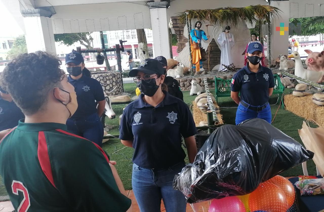 Policía municipal de Coatzacoalcos realiza acopio de juguetes para donarlos