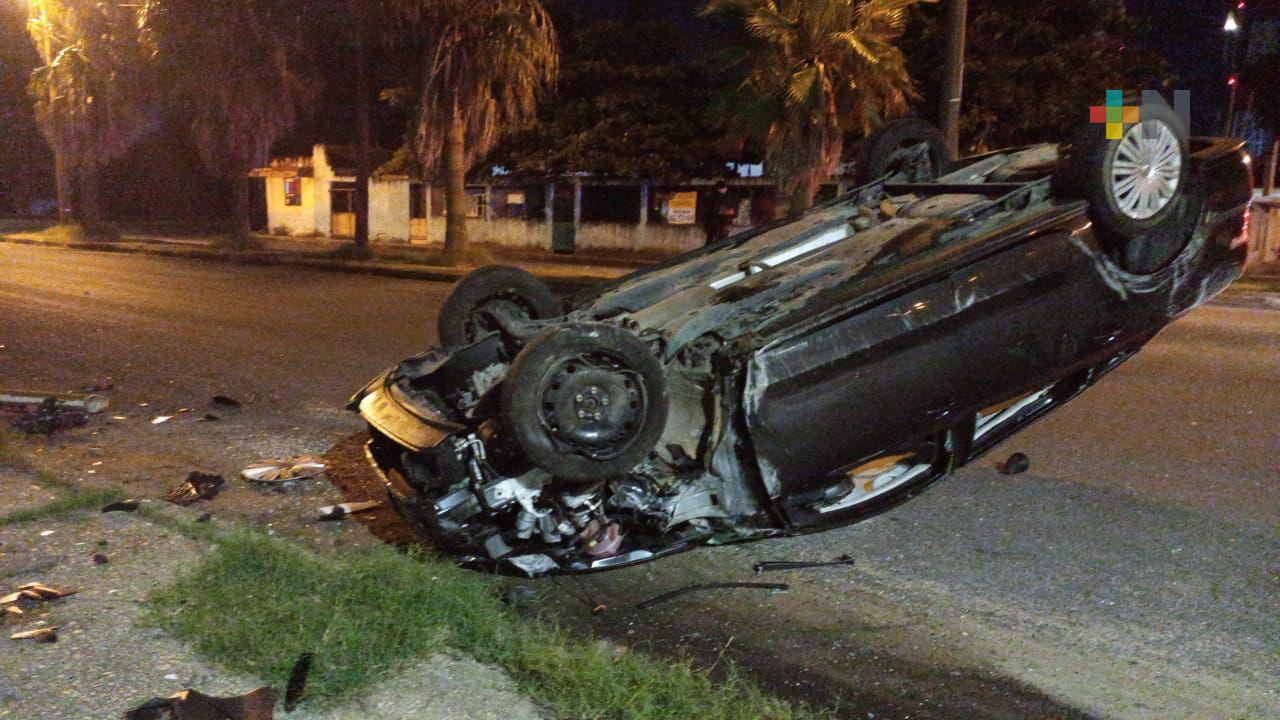 Automóvil queda volcado tras accidente en avenida de Coatzacoalcos