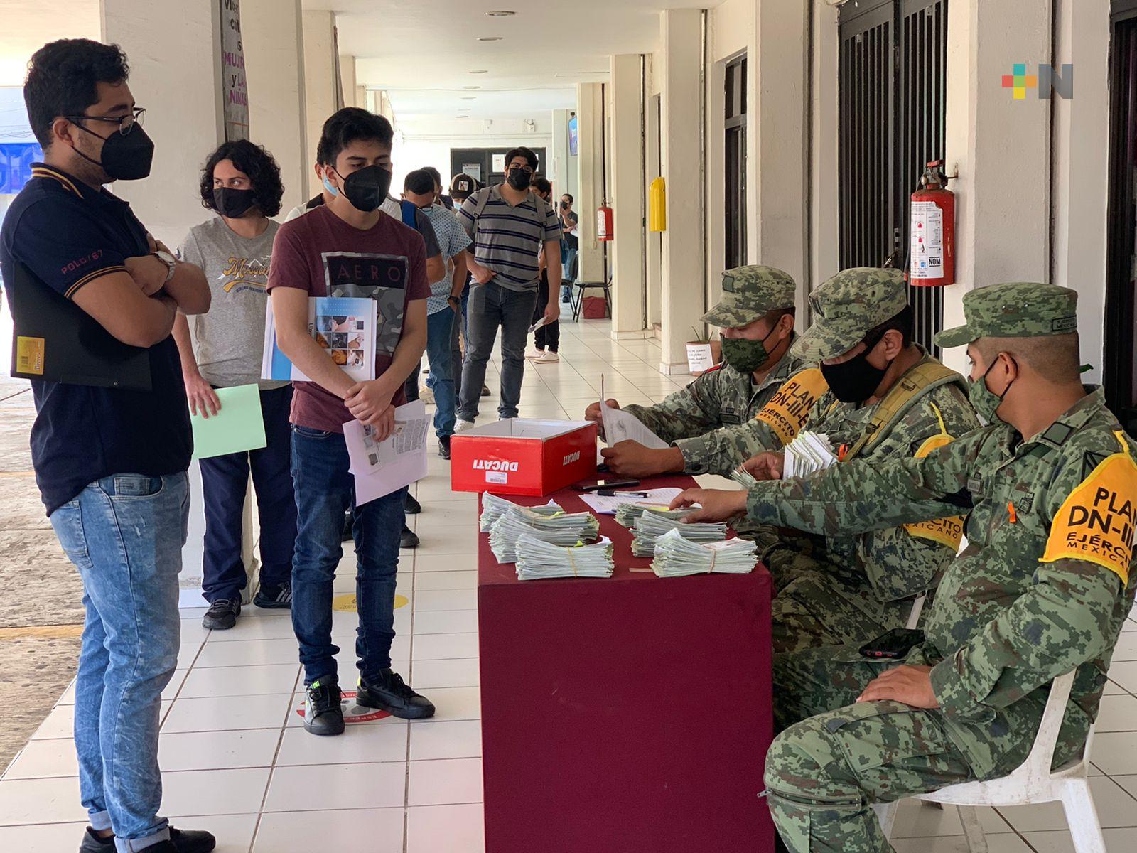 Reciben jóvenes cartilla liberada del Servicio Militar Nacional en Coatzacoalcos