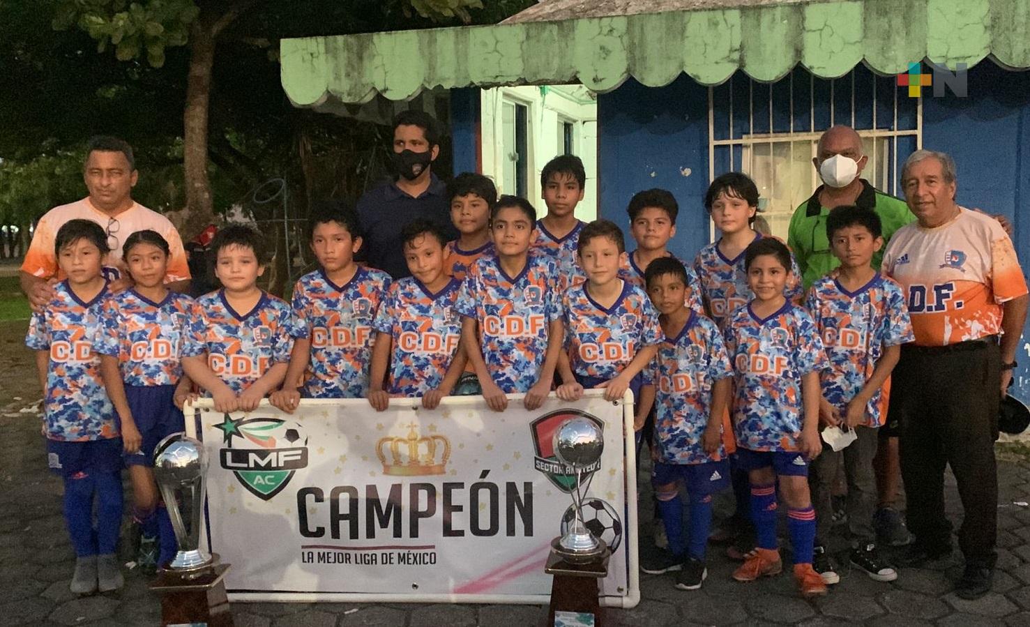 Recibió el CDF título de campeonísimo de la Liga Municipal 