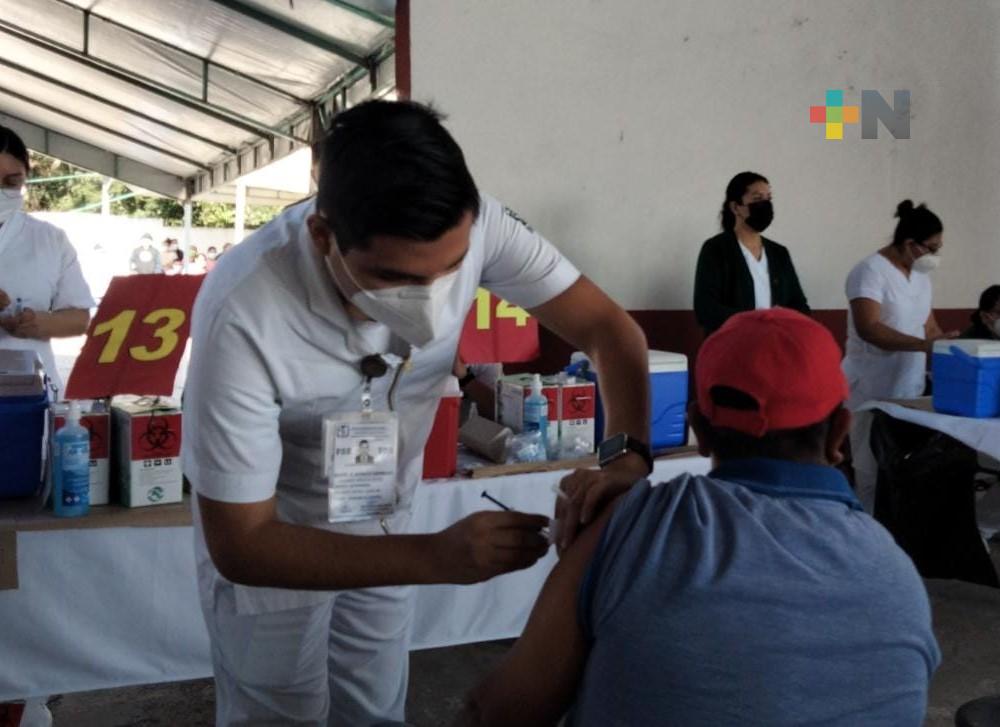 Con CanSino vacunan a personas rezagadas en Emiliano Zapata