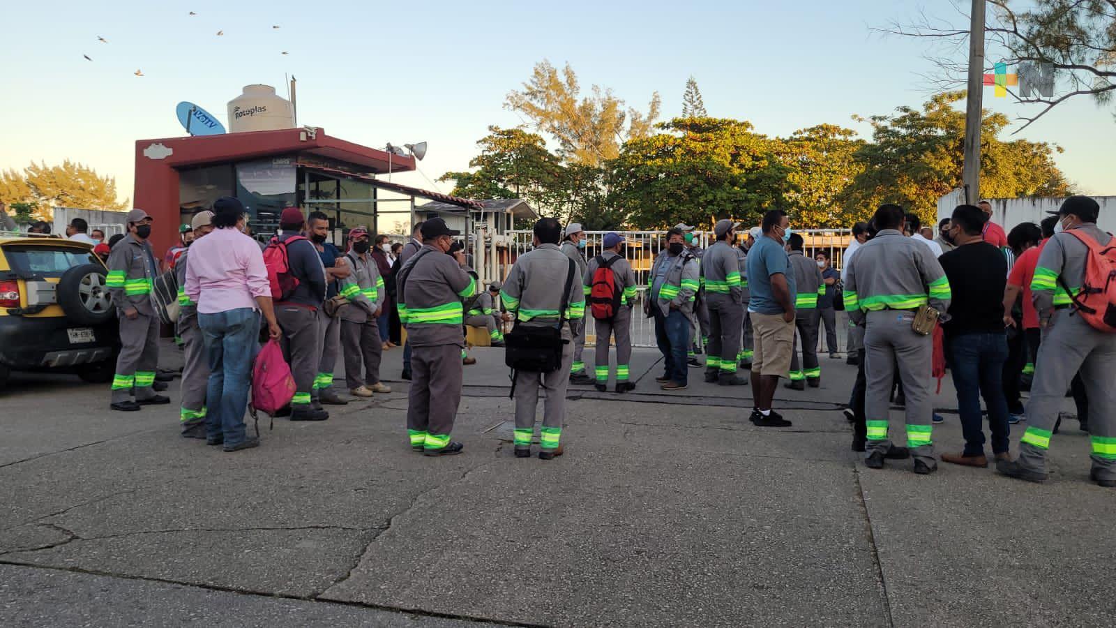 Trabajadores de CMAS Coatzacoalcos se manifiestan por retraso en pagos