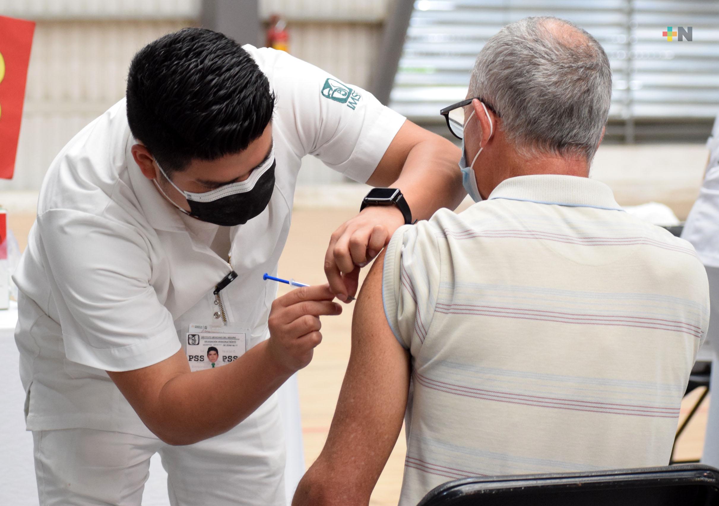 Aplica IMSS Veracruz Norte refuerzo contra Covid-19 a adultos mayores