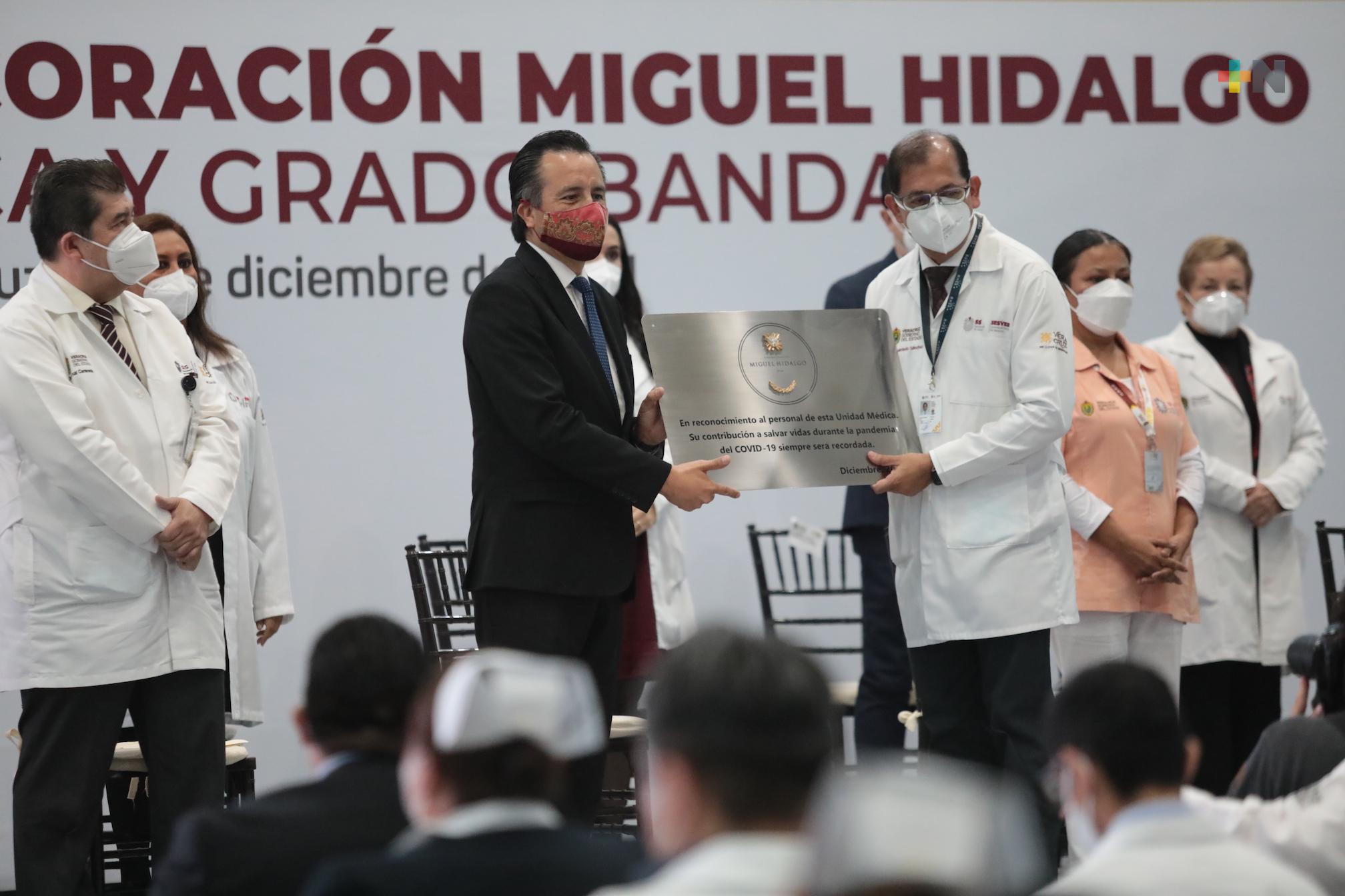 A héroes y heroínas de batas blancas, entrega Gobernador la Condecoración Miguel Hidalgo