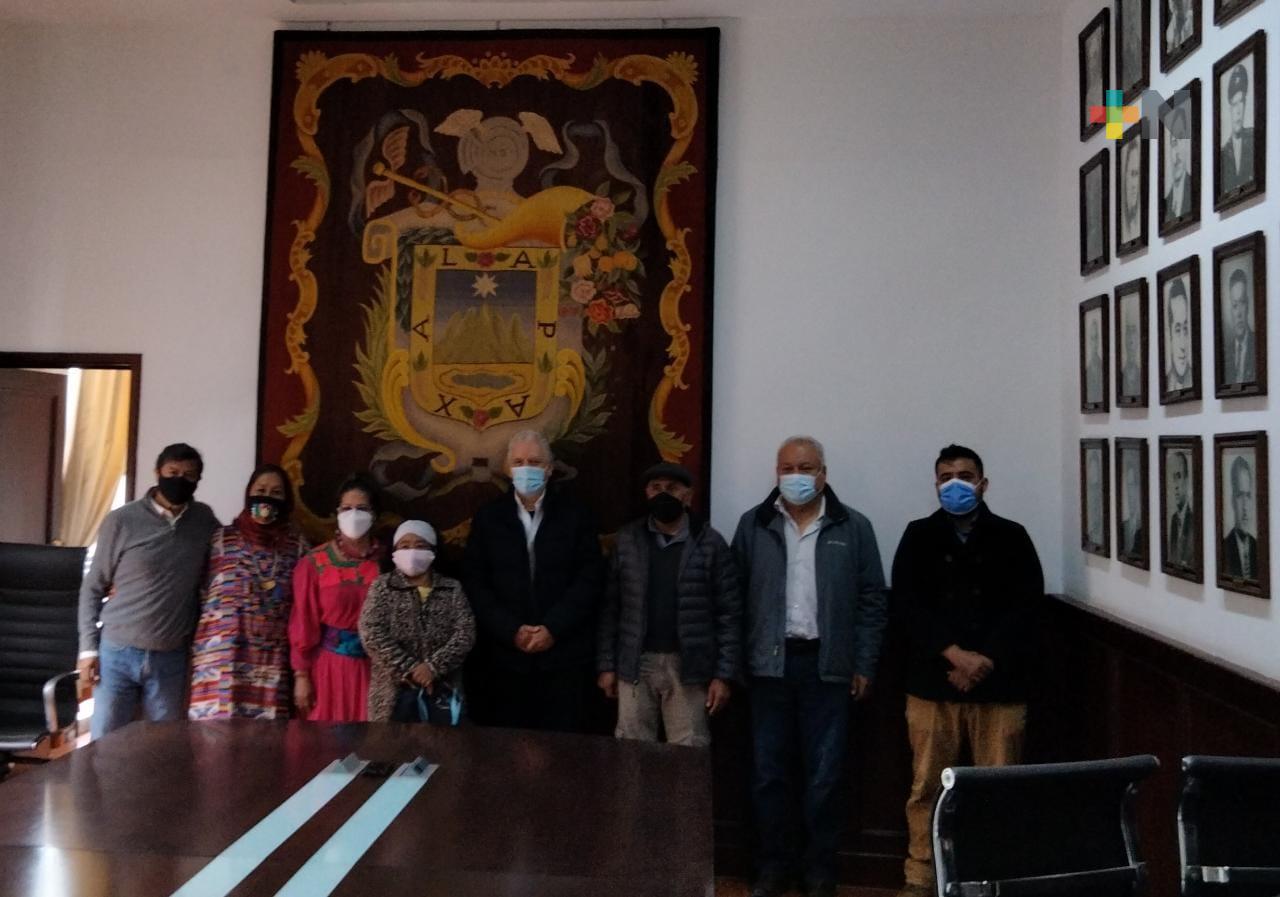 Con insumos, ayuntamiento apoya al Mercado Verde de Xallitic