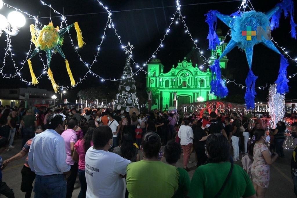 El Festival Orgullo Navideño llegó a Otatitlán, encienden el Pino y la Villa Iluminada