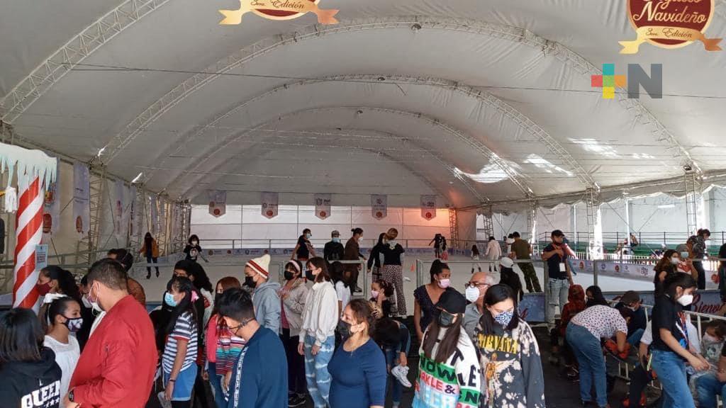 Abarrotadas las pistas de hielo en Coatepec, Cosamaloapan y Papantla, en Navidad