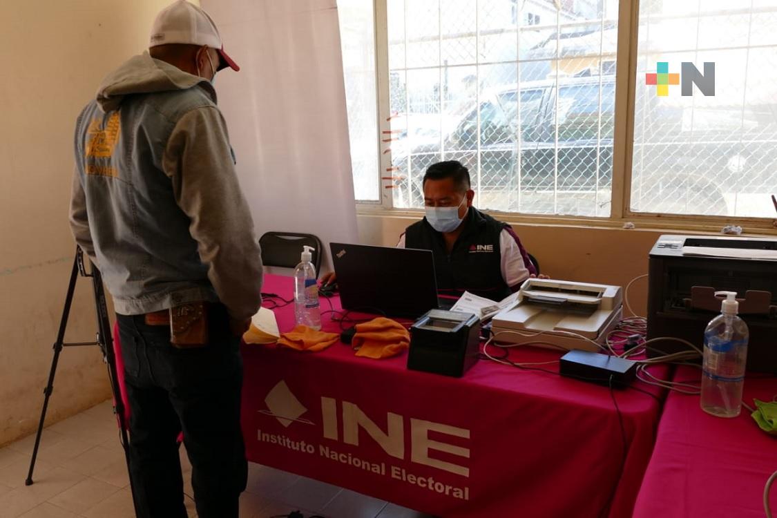 INE realiza trámites y entrega de credenciales en sierra de Huayacocotla