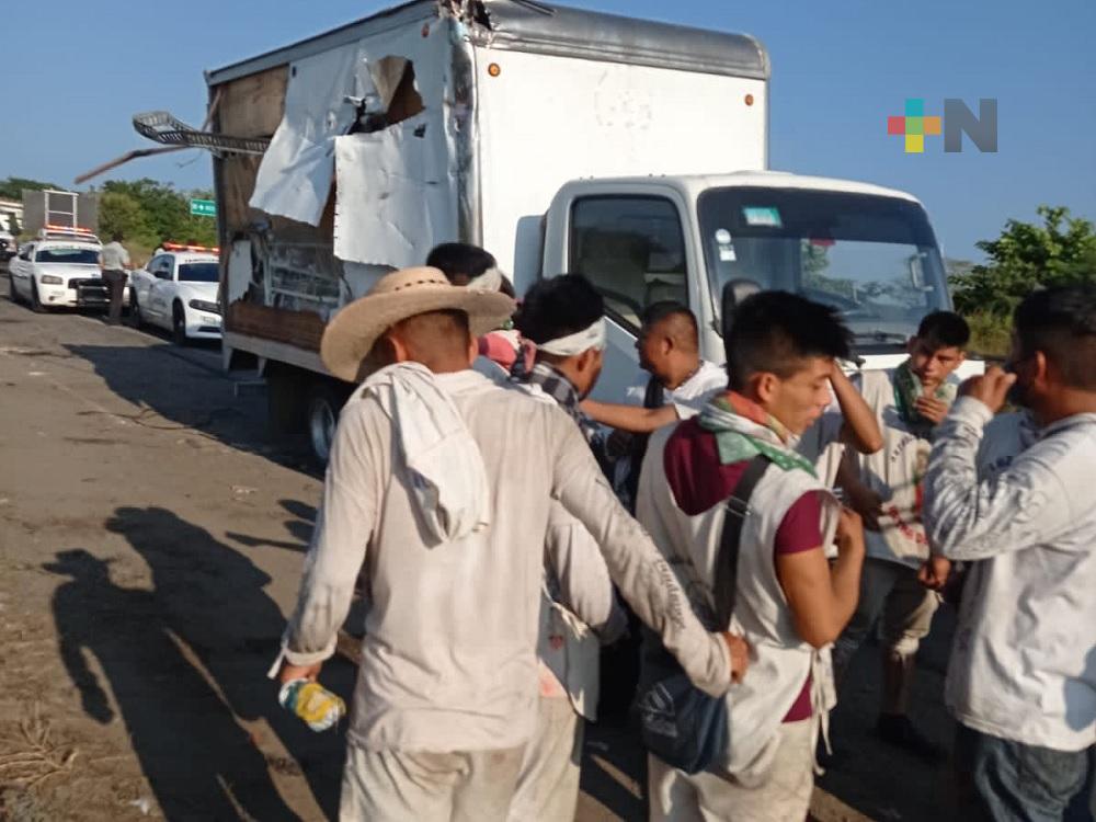 En autopista Nuevo Teapa-Cosoleacaque peregrinos son impactados por camión de carga