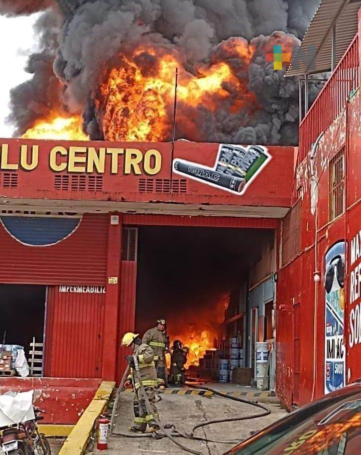 Intensa movilización de bomberos por incendio en Coatzacoalcos