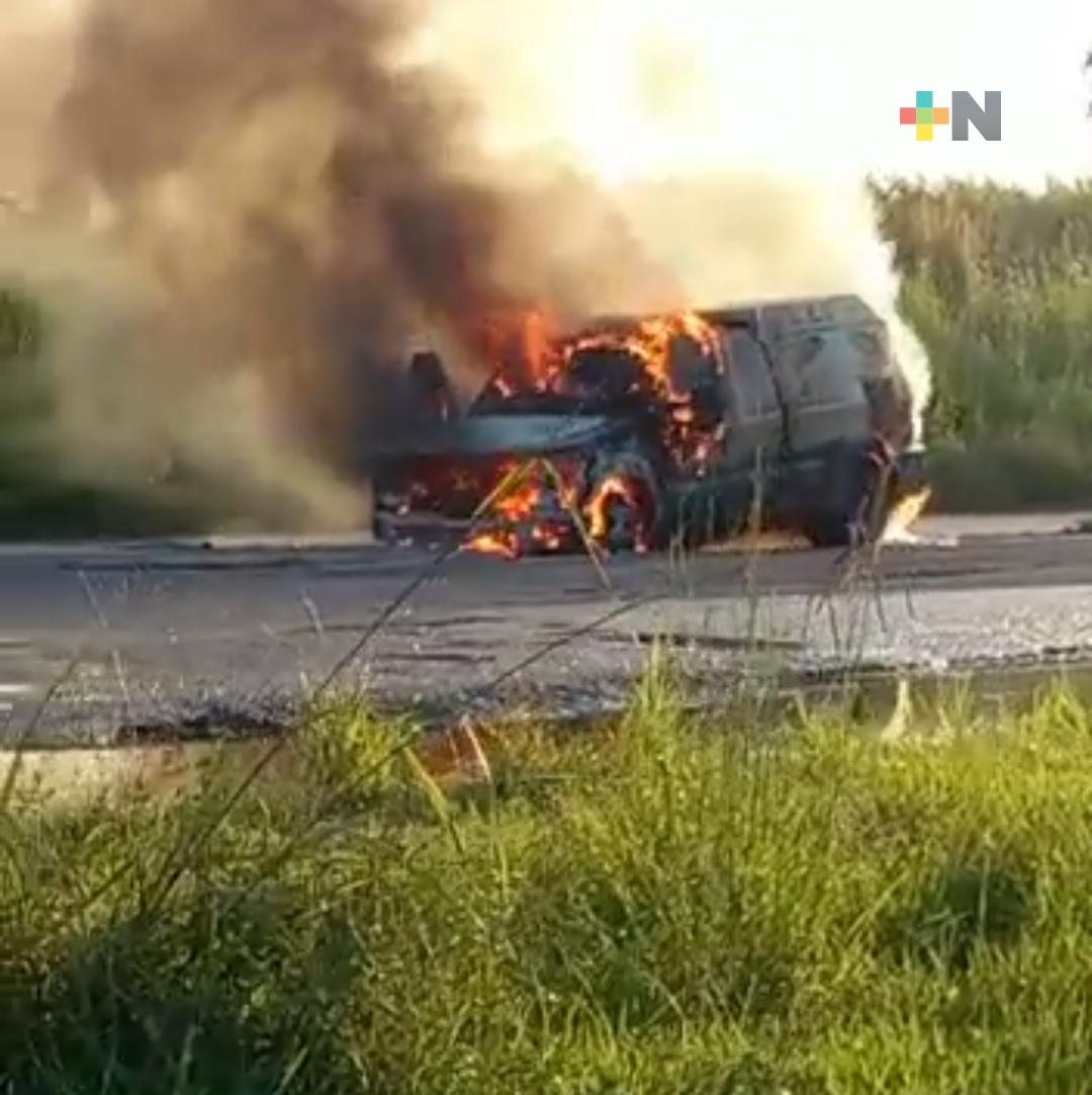 Se incendia camioneta de Cometra; pérdida total del dinero que transportaba