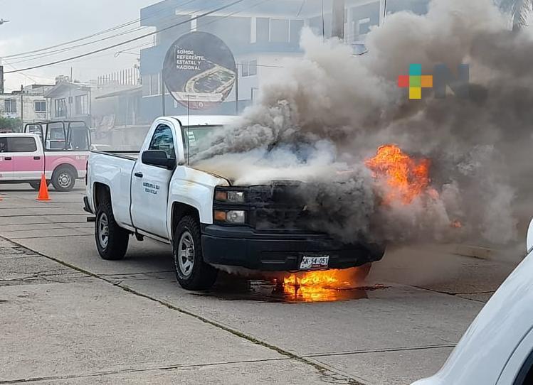 Se incendia camioneta empresarial; trabajadores de CMAS sofocaron el fuego
