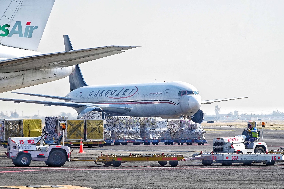 Llega tercer embarque de la semana con vacunas envasadas contra Covid-19