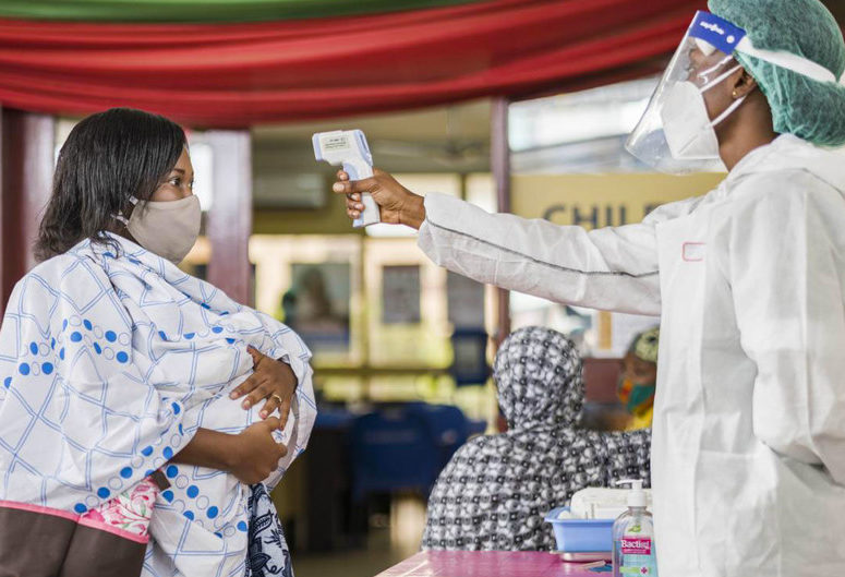 Ómicron puede infectar a personas vacunadas o que ya han tenido Covid-19: OMS